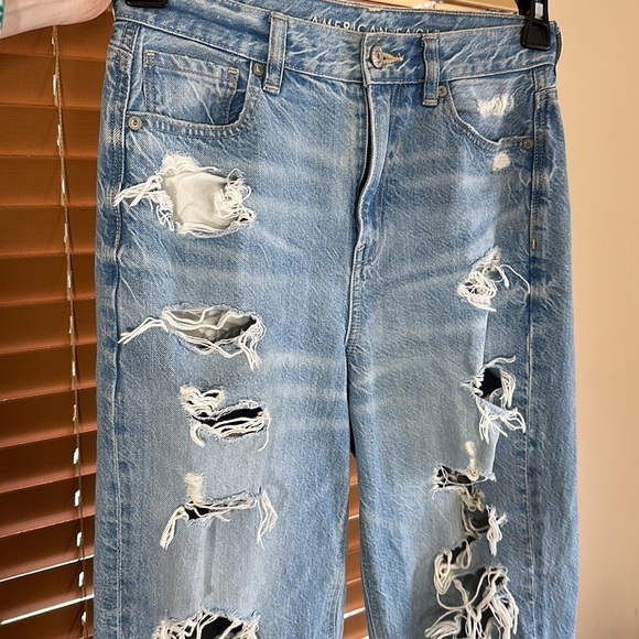 American Eagle relaxed mom jean ripped size 2 - Picture 8 of 8